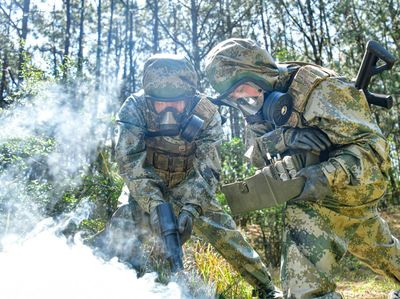當“毒圈”來襲 防化兵如何實力“跑毒”，訓練防毒面具成關鍵